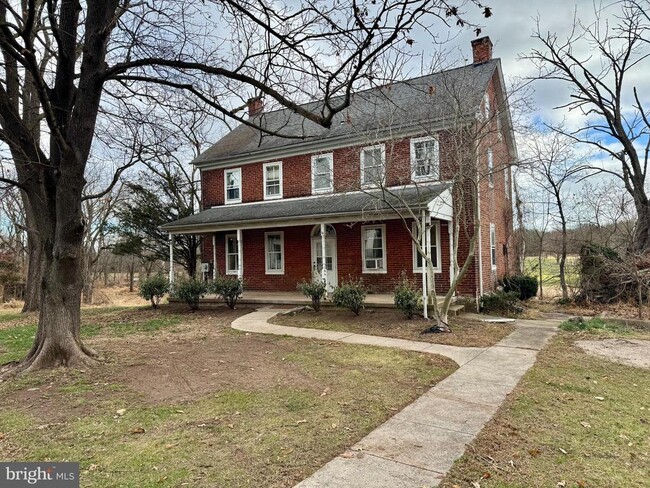 Building Photo - 180 Sassamansville Rd