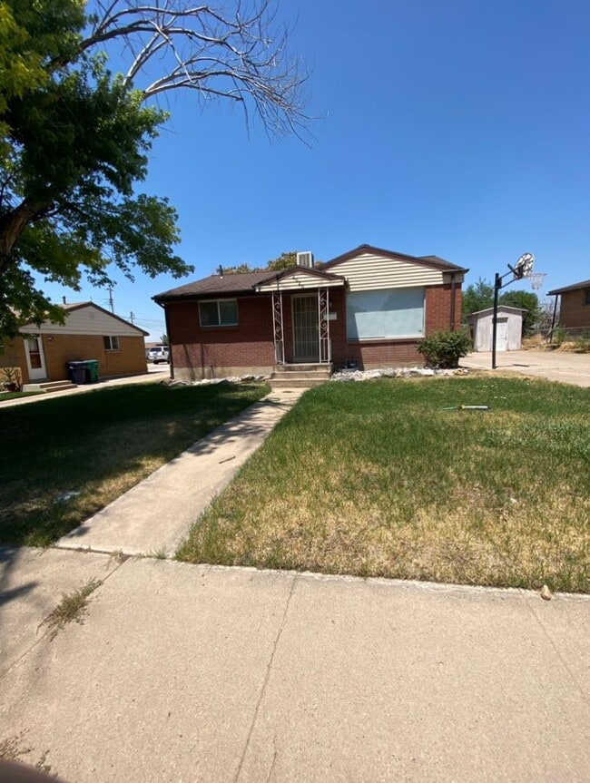 Building Photo - Spacious 4 Bed 2 Bath Home in Roy, UT with Fully Fenced Yard