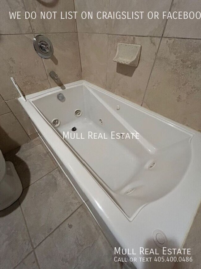 Building Photo - 2824 Silvertree Dr