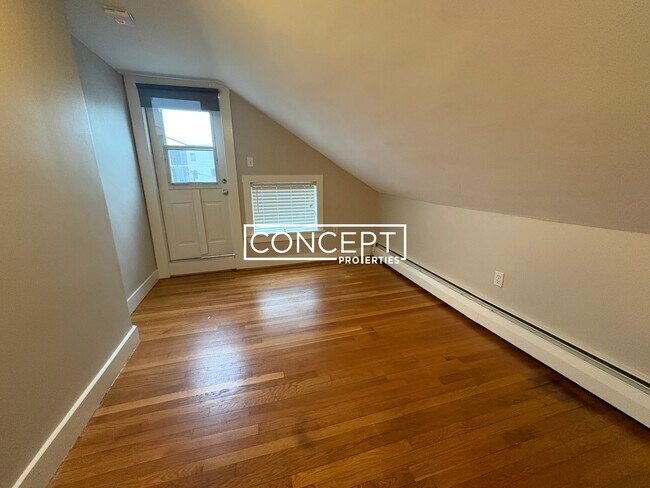 Building Photo - 220 Banks St