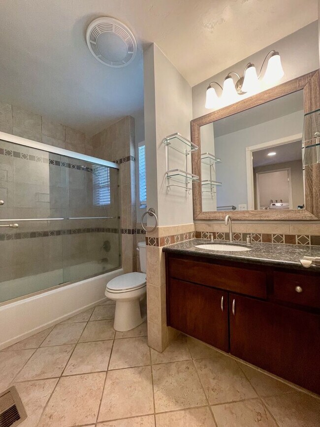 Building Photo - 3 bedroom 2 1/2 bath Townhome with Office ...