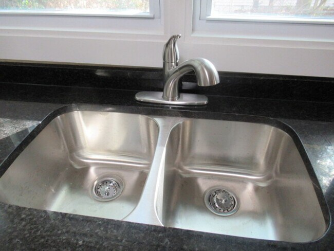 Building Photo - 609 N Aycock St