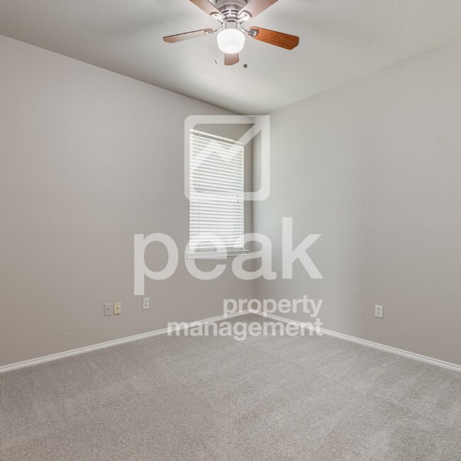 Building Photo - 4 Bedroom/2 Bathroom HOME FOR LEASE! Just ...