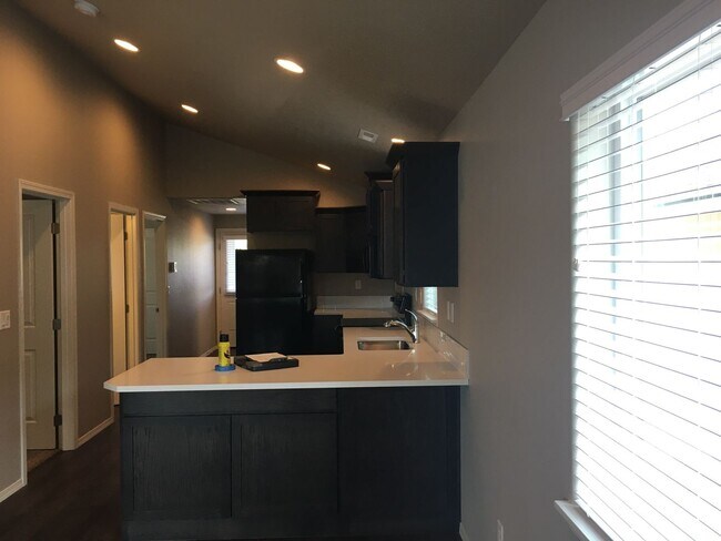 Building Photo - Newer 2 Bedroom / 1 Bathroom in SW Redmond