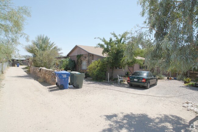 Primary Photo - 221 W Roger Rd