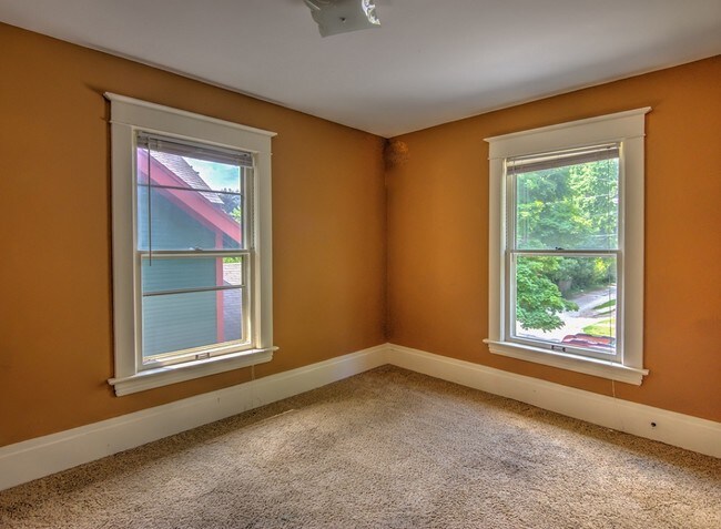 Building Photo - 52 Richards Ave NW