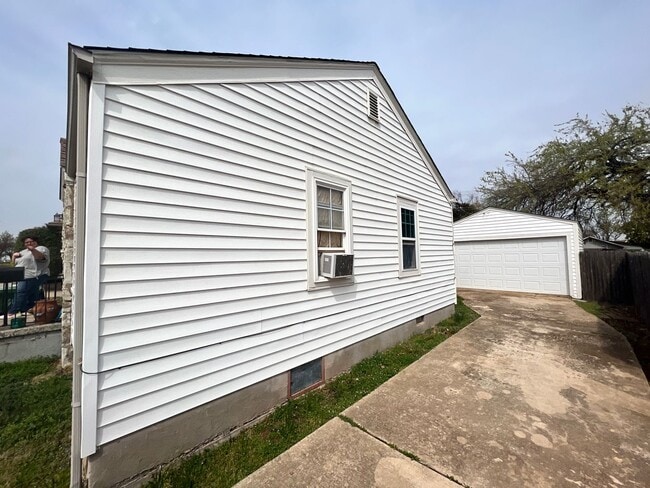 Building Photo - Lease to Purchase! Make Ready Home!