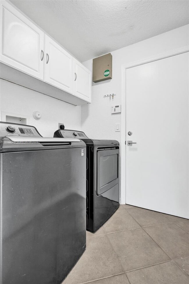 Building Photo - 6305 Willoughby Cir