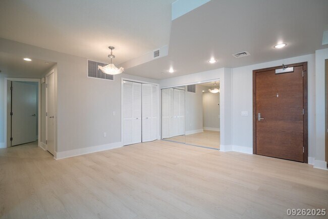 Building Photo - Luxury 3 Bed 2 Bath in the Allure