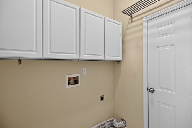 Building Photo - 390 Silverthorn Dr