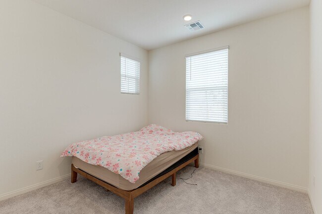 Building Photo - SPACIOUS 4BEDROOM 3BATH HOME IN INSPIRADA