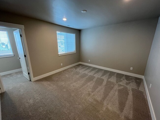 Building Photo - Beautiful 3 Bed/2.5 Bath Townhome - Community Pool and Fitness Center!