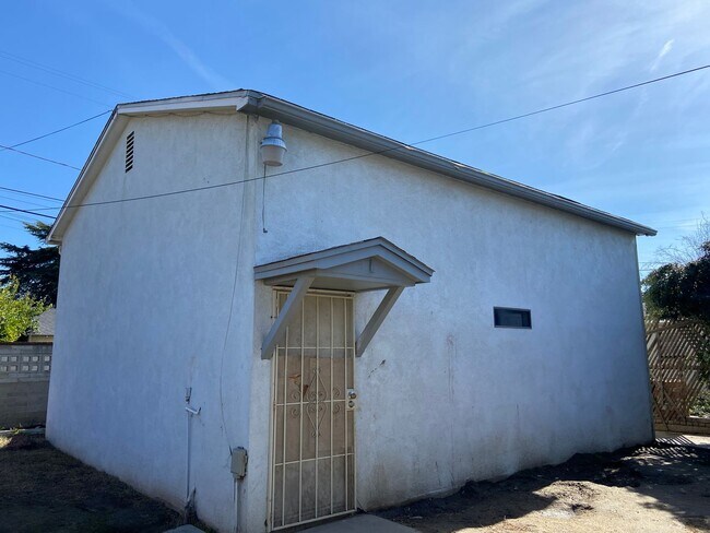 Building Photo - Oleander home with a HUGE shop!