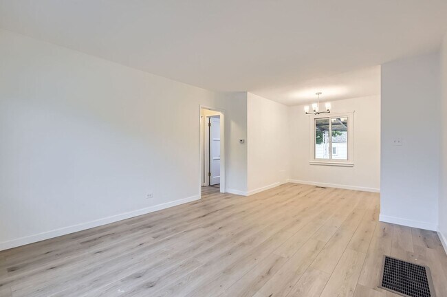 Building Photo - Remodeled 2BD, 1.5BA Chaffee Park Home wit...
