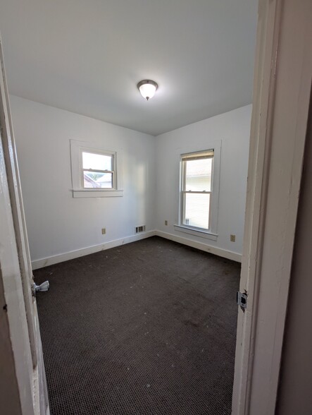 Building Photo - 19-21-21 Mcdougall Ave