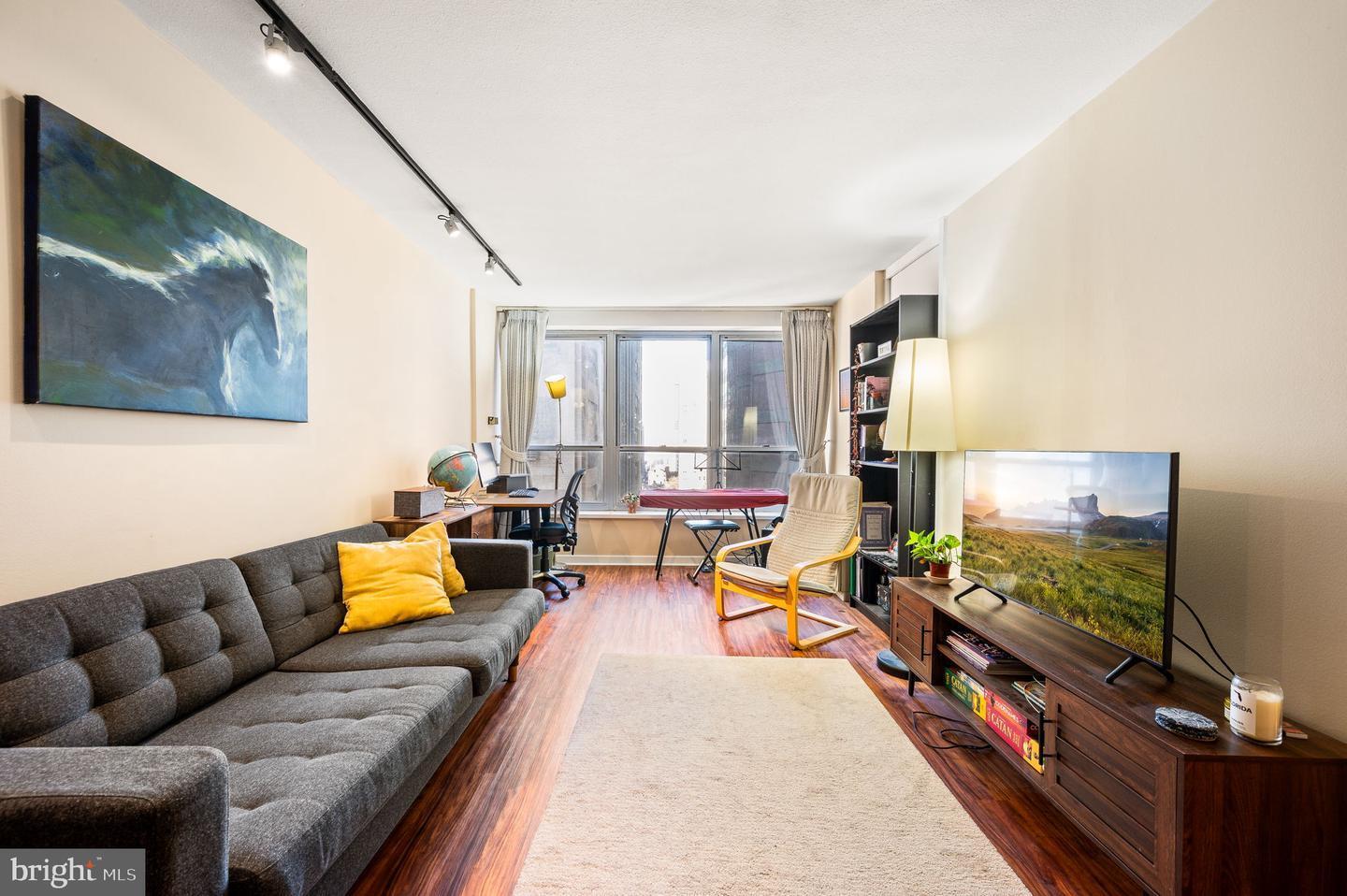 Building Photo - 224 W Rittenhouse Sq