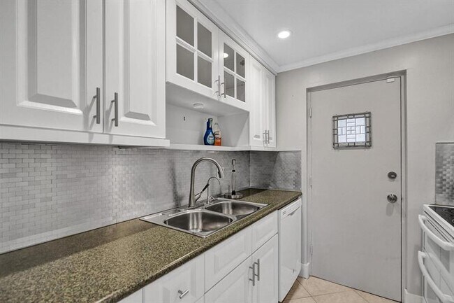 Building Photo - 1407 NE 56th St
