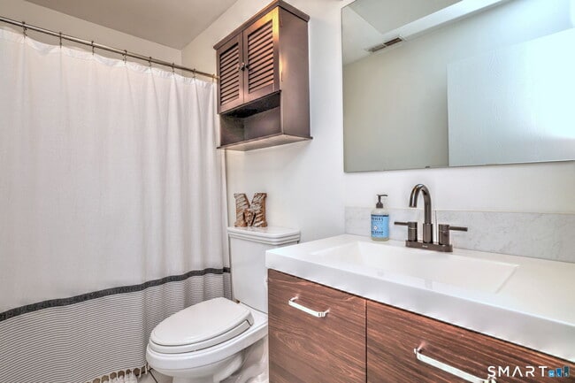 Building Photo - 50 Greenview Ln