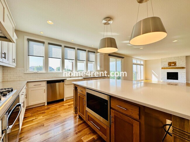 Building Photo - Exceptional Olathe Home in the Cedar Creek Subdivision w/ Wood Floors and a Finished Basment!