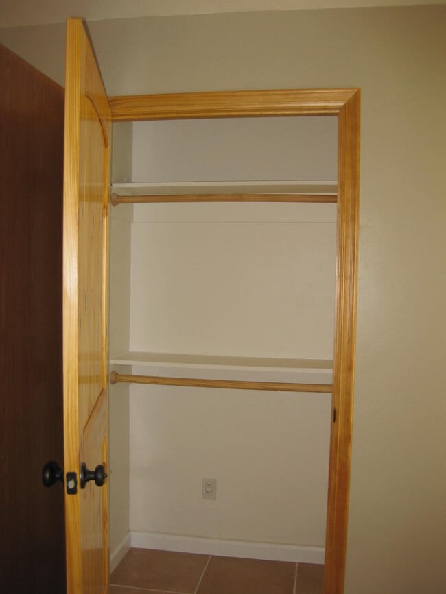Building Photo - 2805 Fallbrook Ln