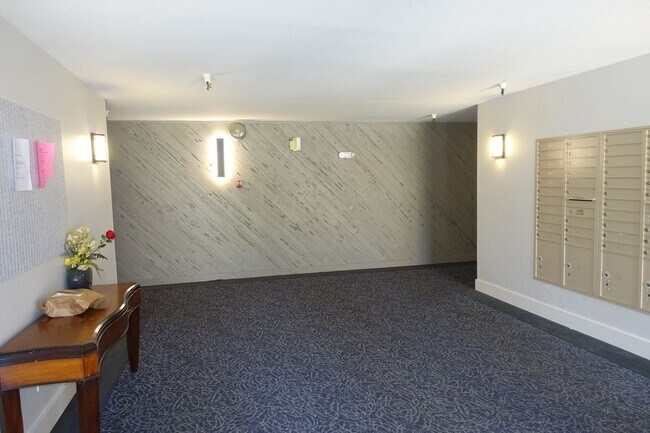 Building Photo - Great location near San Antonio Center shopping, convenient commute, Los Altos Schools