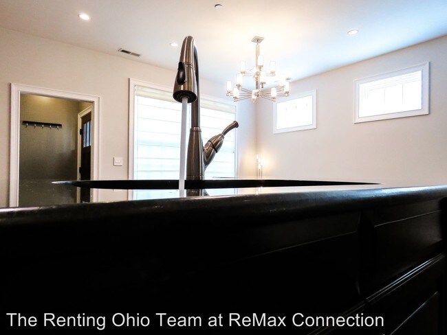 Building Photo - 166 E Gay St