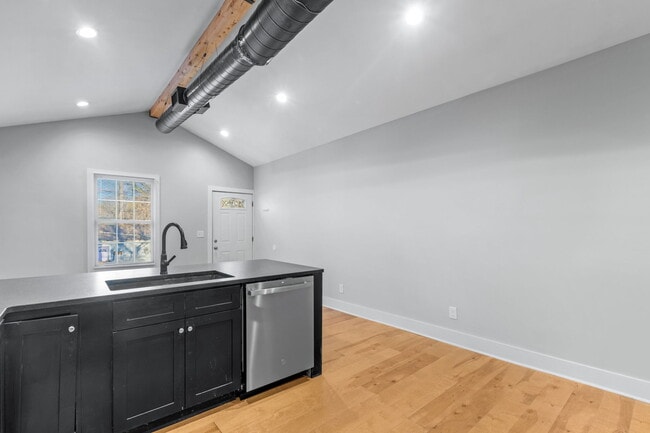 Building Photo - 944 Brent St