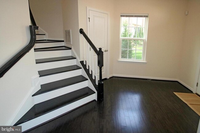 Building Photo - 2482 Baldwin Cres NE