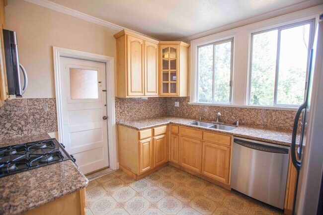 Building Photo - 853