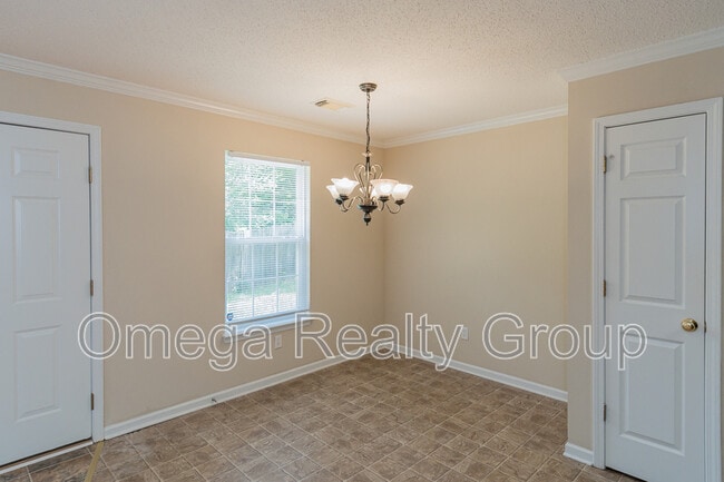 Building Photo - 3550 Cres Gardens Dr