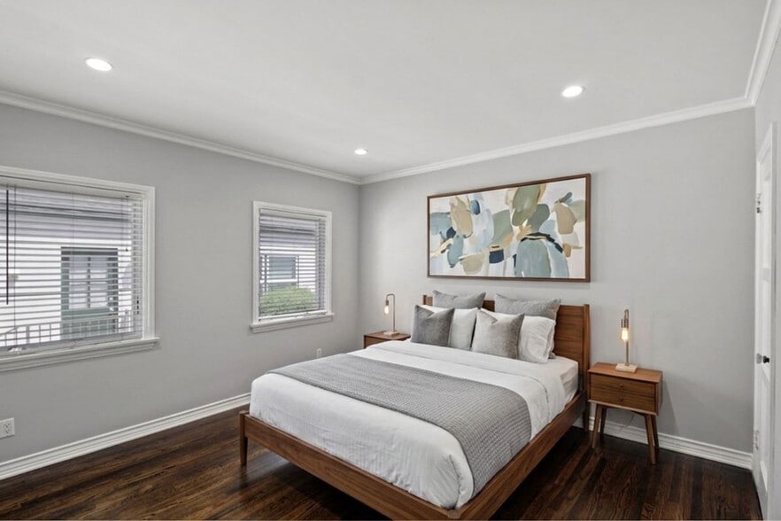 Building Photo - 2682 E Villa St