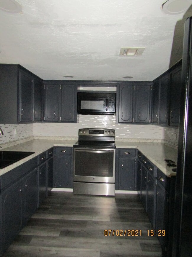 Building Photo - MACARTHUR AREA!! PETS NEGOTIABLE WITH OWNE...