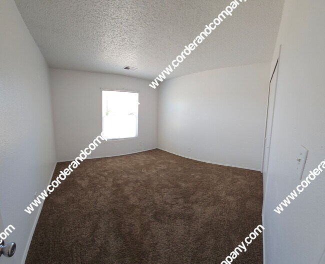 Building Photo - Welcoming 3 Bedroom, 2 Bathroom, 2 Car Gar...