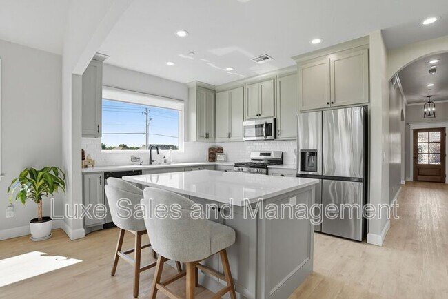 Building Photo - 4200 Abbey Pk Dr