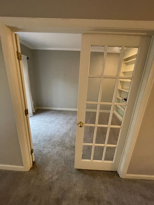 Building Photo - Large 2 Bedroom, 2.5 Bath Townhouse - Autu...