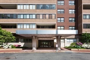 Building Photo - 2 Hawthorne Pl