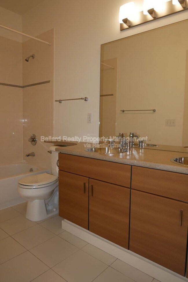 Building Photo - 700 E Denny Way