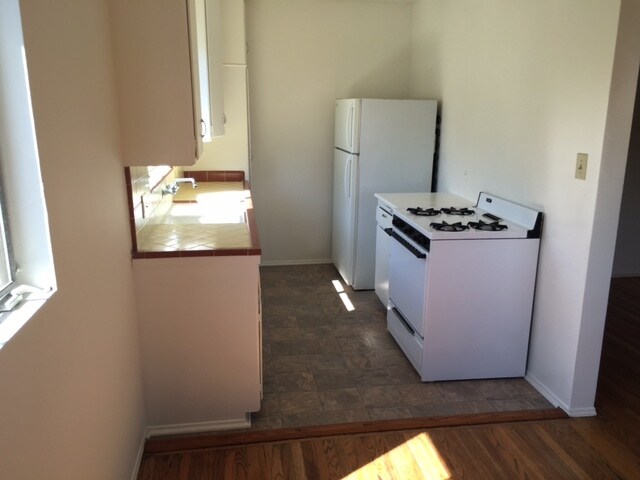 Kitchen with appliances - 4039 Duquesne Ave