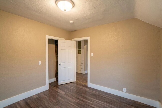 Building Photo - 4 Bedroom 1 Bath - Short term lease available contact for more information