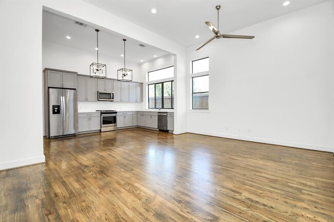 Building Photo - 732 W 22nd St