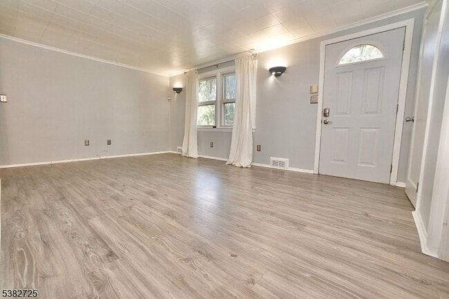 Building Photo - 25 Glenview Dr