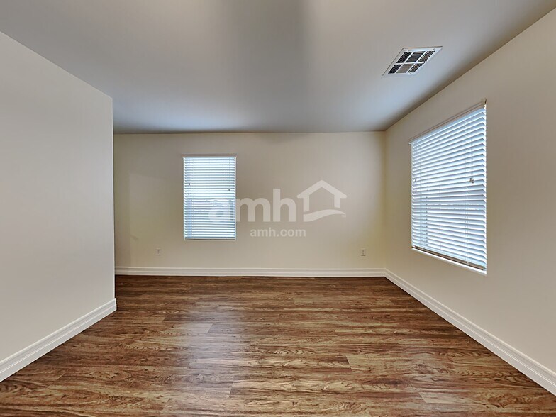 Building Photo - 5803 Petronius St