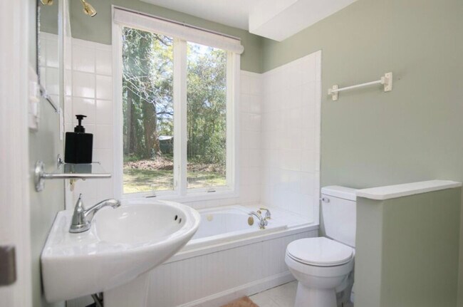 Building Photo - 452 Riverland Dr