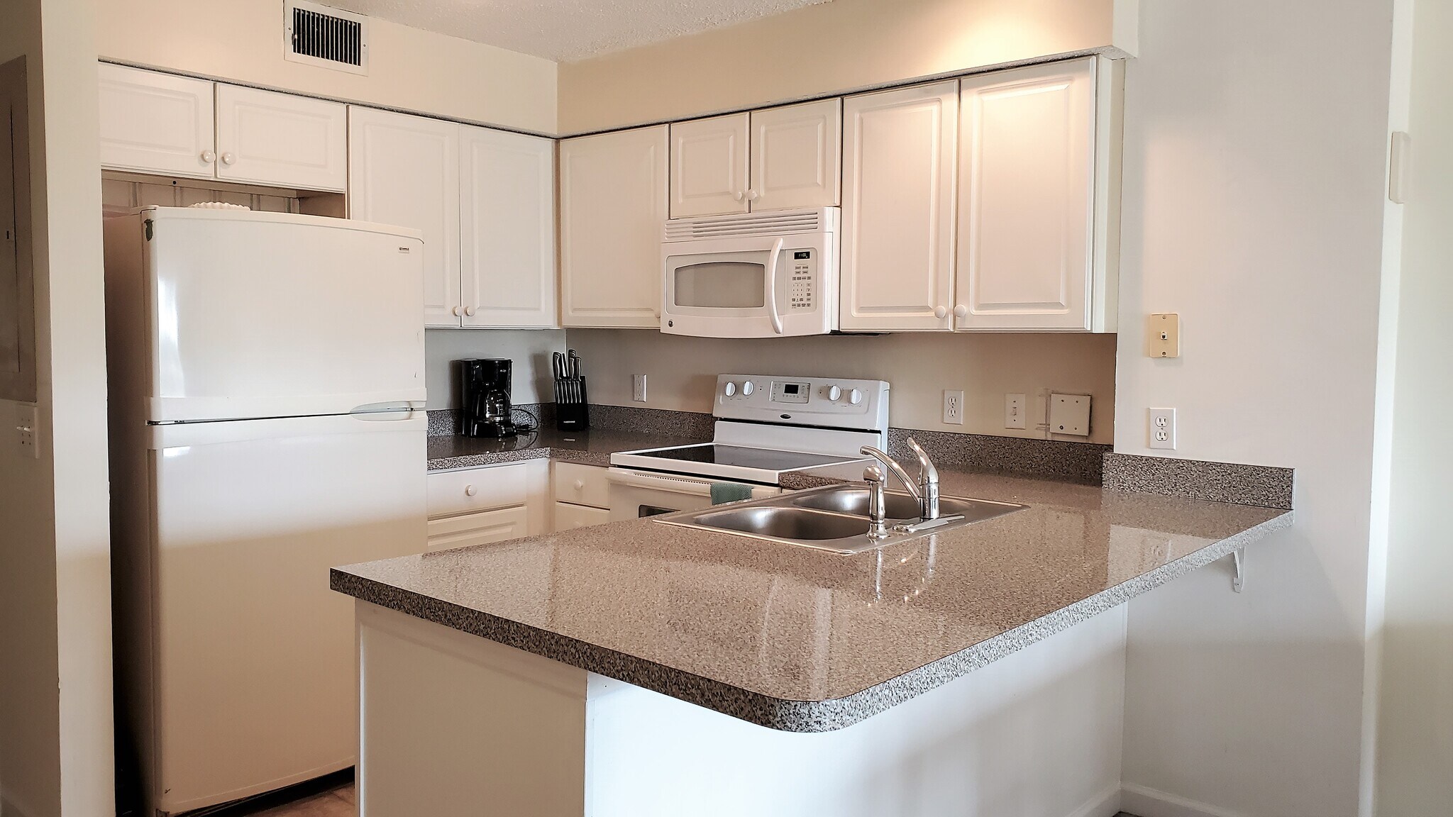 Building Photo - 6 Van Horne Ave