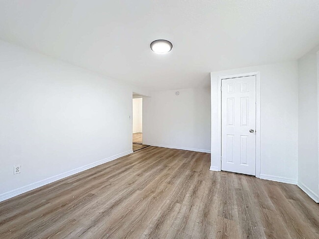 Building Photo - 5330 Quan Dr