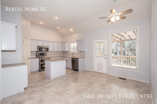 Building Photo - 1391 E 155th St