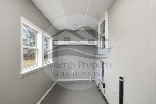 Building Photo - AVAILABLE NOW CRESTLINE HOME