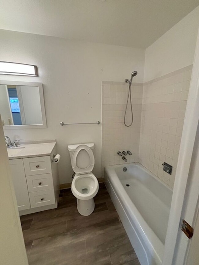 Building Photo - Updated 2 bd/3ba Townhome in Lakewood