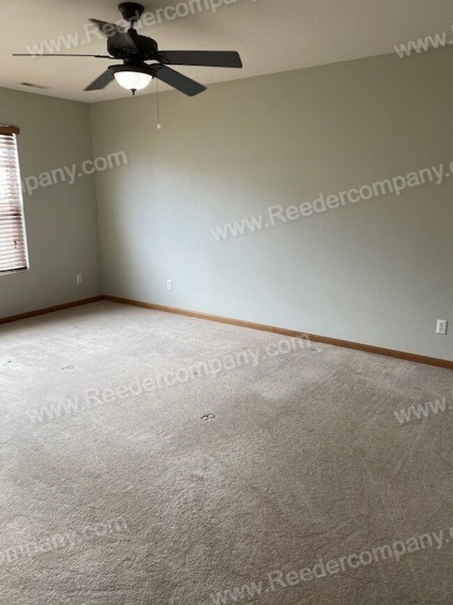 Building Photo - Single level open concept duplex features ...