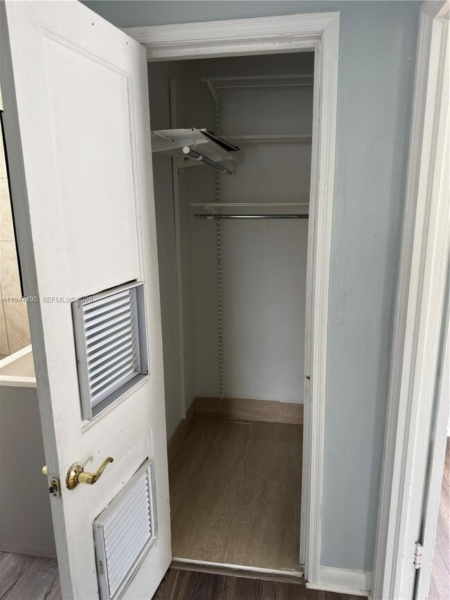 Building Photo - 921 N 17th Ct